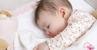 Bébé Qui Dort Sur Le Côté