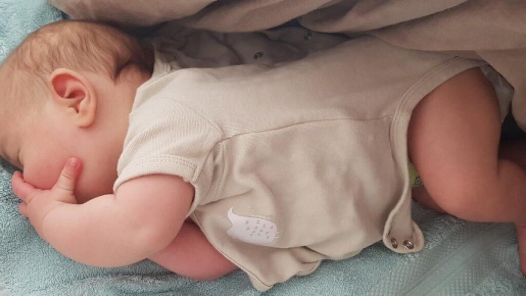 Bébé Qui Dort Sur Le Côté