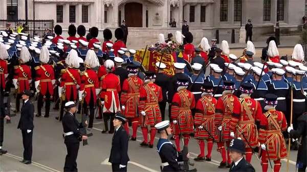 Poids Cercueil De La Reine