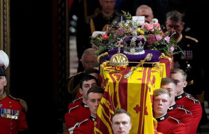 Le Poids Du Cercueil De La Reine D Angleterre