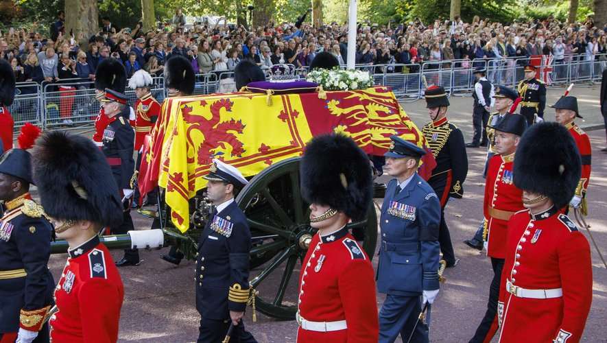 Le Poids Du Cercueil De La Reine D Angleterre