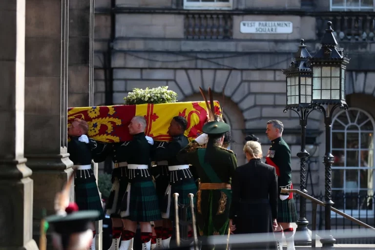 Quel Est Le Poids Du Cercueil De La Reine Élisabeth