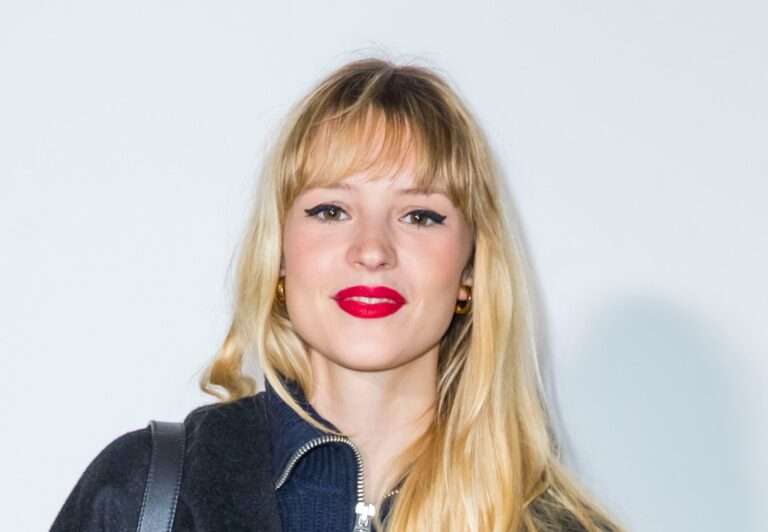 Angèle Chanteuse Taille