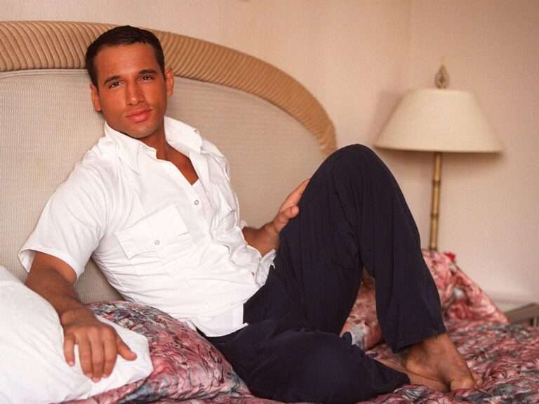 World Apart Chanteur Mort