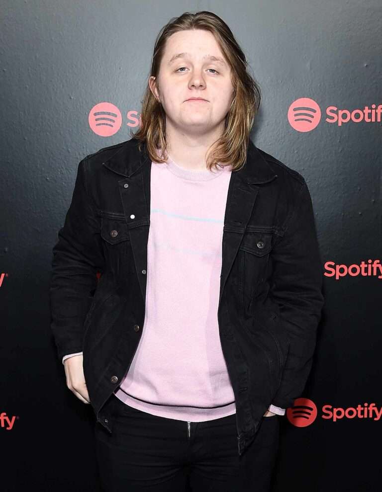 Lewis Capaldi Tic