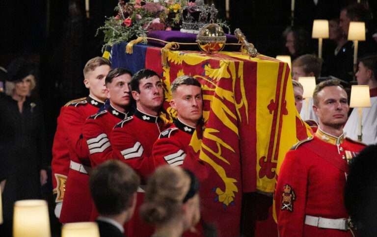 Quel Est Le Poids Du Cercueil De La Reine