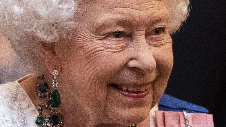 Taille Reine D'angleterre Jeune