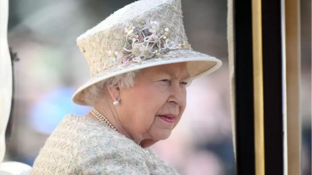 Taille Reine D'angleterre Jeune